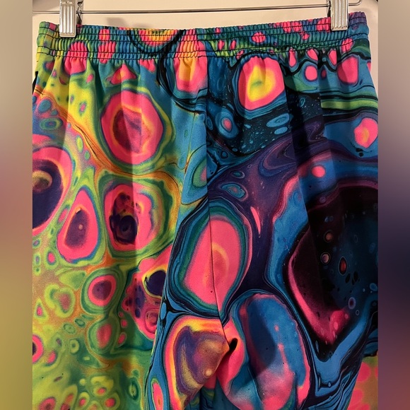 Electro Threads Shorts with Psychedelic Pattern - Picture 6 of 10